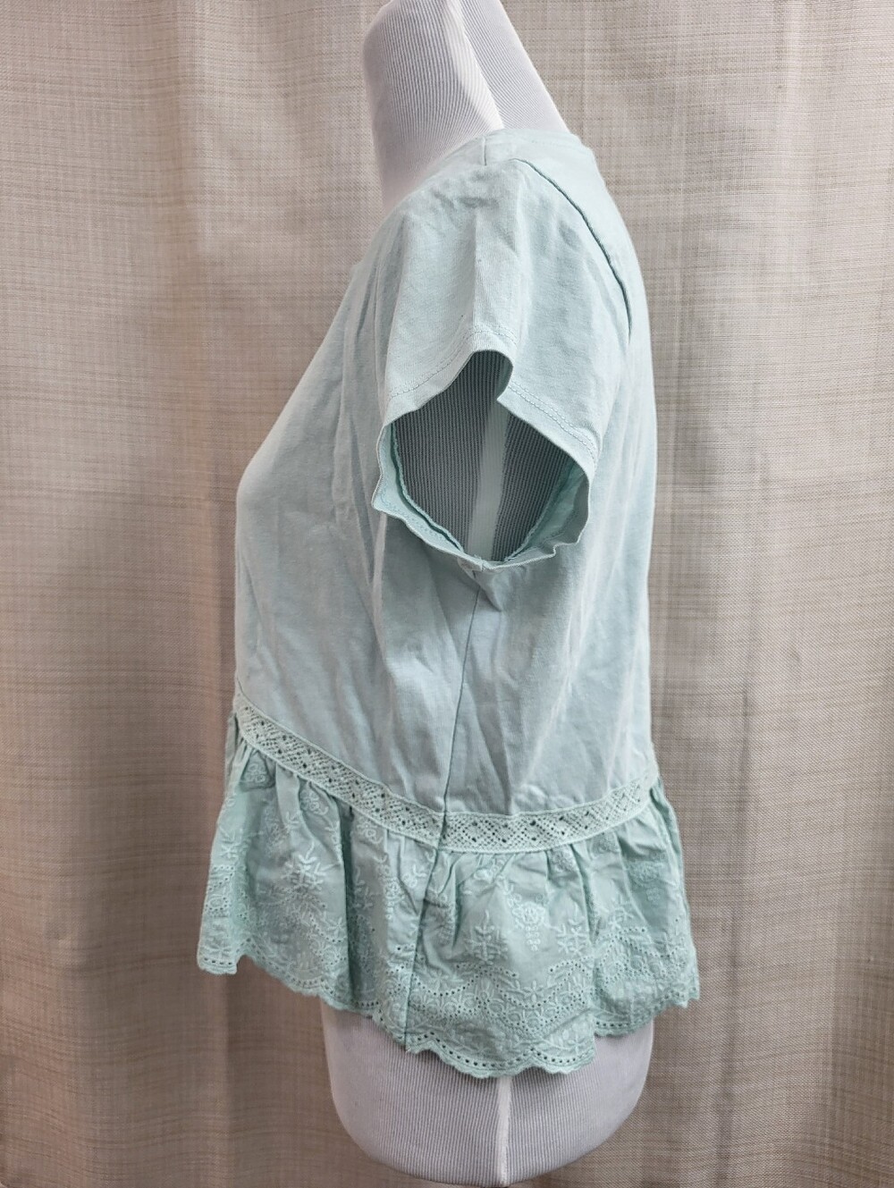 Oak & Trellis Women's Mint Green Short Sleeve Peplum Eyelet Lace Hem Top Size M - Picture 2 of 9